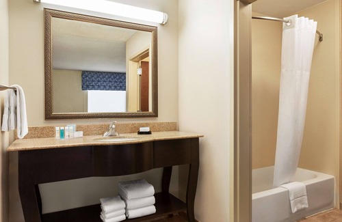 East Point Hotel | Hampton Inn & Suites Atlanta Airport West/Camp Creek Pkwy