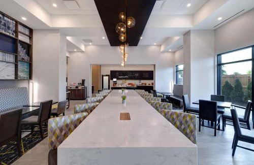 Burlington Hotel | Hampton Inn & Suites Burlington, Ontario, Canada