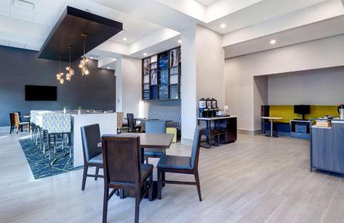 Burlington Hotel | Hampton Inn & Suites Burlington, Ontario, Canada