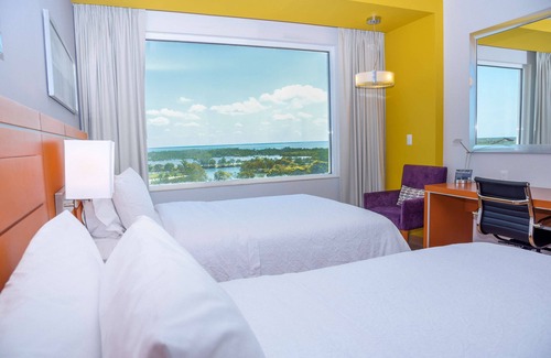 Paraiso Hotel | Hampton Inn & Suites by Hilton Paraiso