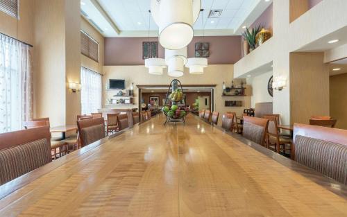 Moncton Hotel | Hampton Inn & Suites by Hilton Moncton