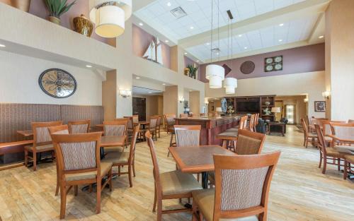 Moncton Hotel | Hampton Inn & Suites by Hilton Moncton