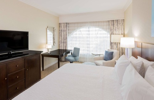 SouthPark Hotel | Hampton Inn & Suites Charlotte/South Park at Phillips Place