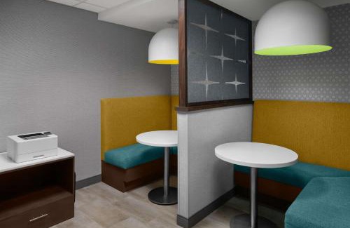 Grand Rapids Hotel | Hampton Inn & Suites Grand Rapids-Airport 28th St
