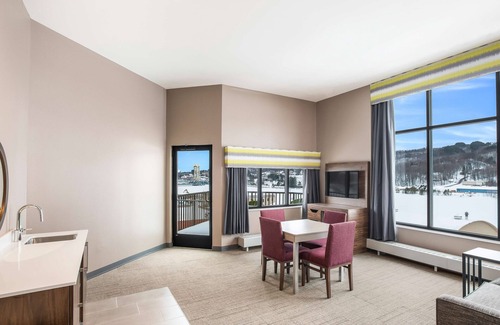 Houghton Hotel | Hampton Inn & Suites Houghton