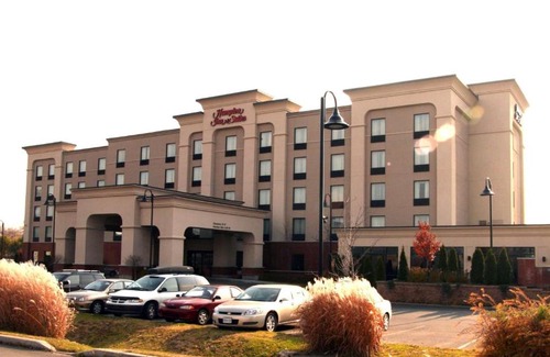 Laval Hotel | Hampton Inn & Suites Laval