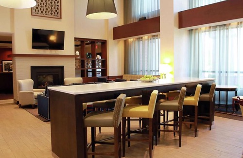 Laval Hotel | Hampton Inn & Suites Laval