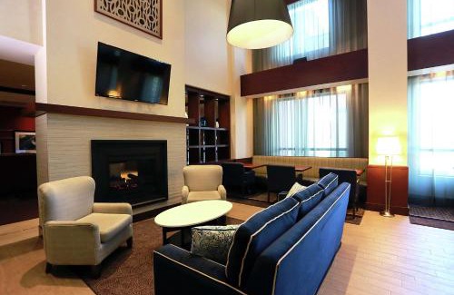 Laval Hotel | Hampton Inn & Suites Laval