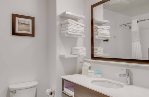 Pacific - Edison Hotel | Hampton Inn & Suites Los Angeles - Glendale