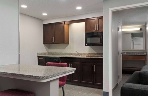 Central Newport News Hotel | Hampton Inn & Suites Newport News (Oyster Point)