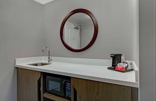 Eastside Hotel | Hampton Inn & Suites Syracuse Dewitt