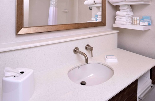 East Greenbush Hotel | Hampton Inn & Suites Albany-East Greenbush