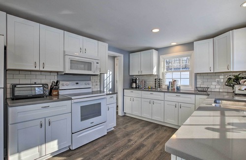 Hampton Hill Historic District Cottage | Hampton 'Quiet Corner Cottage' w/Fireplace & Yard