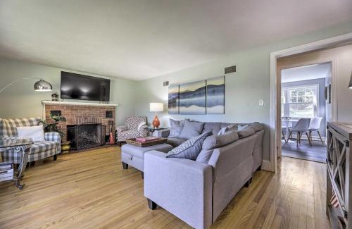 Hampton Hill Historic District House | Hampton Quiet Corner Cottage with Fireplace and Yard