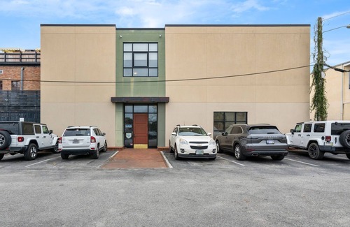 Downtown Charleston Apartment | Hampton Suite | In the Heart of King Street!