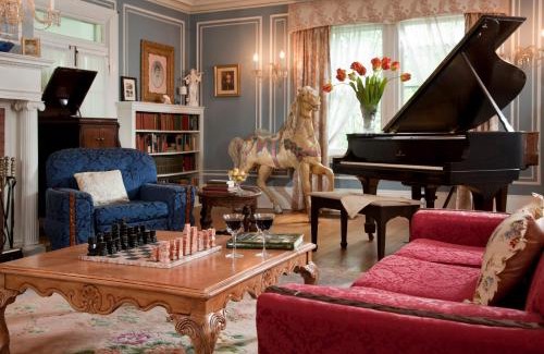 Lenox Hotel | Hampton Terrace Inn