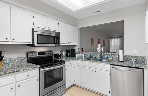 Hampton House | Hampton, VA | Townhouse w/Indoor Fireplace!