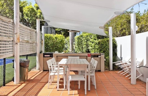 Southport Apartment | Hamptons Charm: Central 1-BR Apt Pool Tennis Court