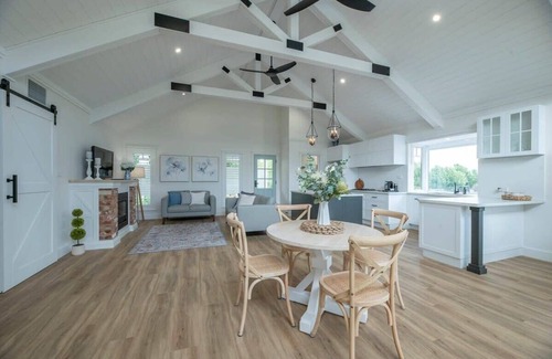 Dubbo House | Hamptons Cottage - Refined Living, Light-Filled