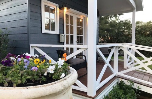 Rye Cottage | Hamptons In Rye Blue Cottage 3Mins from Hot Springs