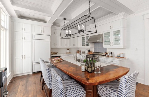 Georgian Bay House | Hamptons is truly a classic gem perfect for family or corporate gatherings.