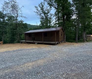 Ashley Oaks Apartment | Hana Cabin sleeps 5 near Windrock general store