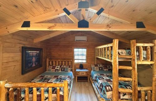 Ashley Oaks Apartment | Hana Cabin sleeps 5 near Windrock general store