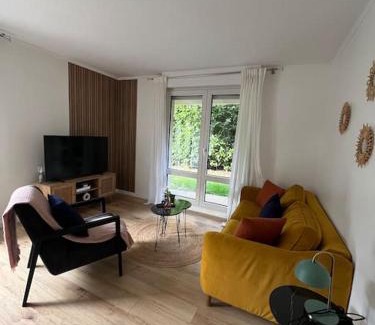 Montigny-le-Bretonneux Apartment | Hana Home 4 personnes jardin privatif business&family