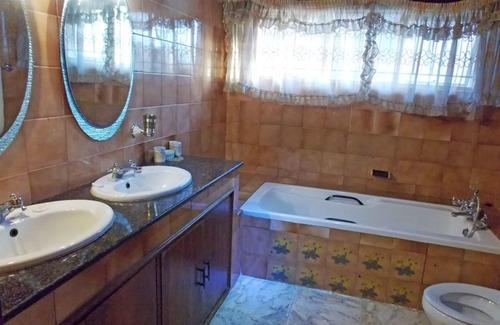 Nairobi West House | Hanan Guest House