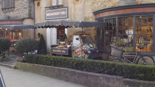 Offenham House | Hand built log cabin at Avonvale Holiday Lodges