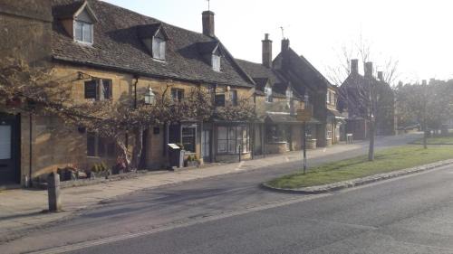Offenham House | Hand built log cabin at Avonvale Holiday Lodges