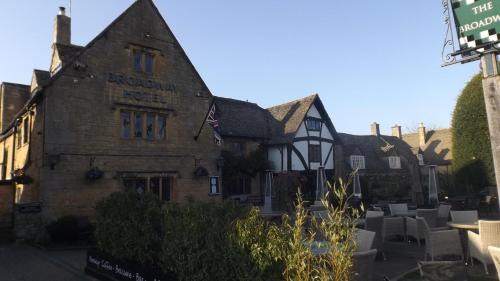 Offenham House | Hand built log cabin at Avonvale Holiday Lodges