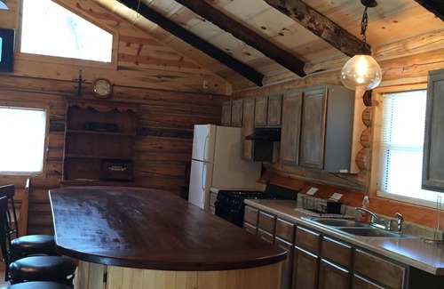 Questa Cabin | Hand Crafted Log Cabin, minutes away from your outdoor adventure
