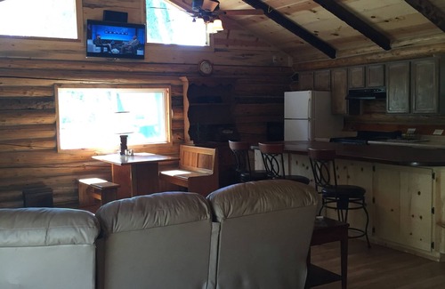 Questa Cabin | Hand Crafted Log Cabin, minutes away from your outdoor adventure