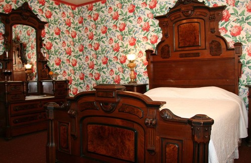 Pacific Grove Cabin | Handicap access/fireplace/1870 matching marbletop KINGBED set/clawfoot tub