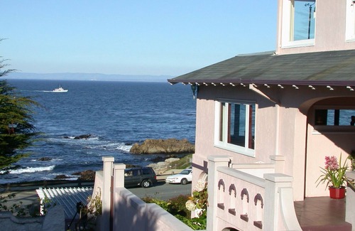 Pacific Grove Cabin | Handicap access/fireplace/1870 matching marbletop KINGBED set/clawfoot tub