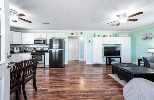 Cedar Lane House | Handicap Accessible-Vacation Rental in Sargent with Screened-In Porch