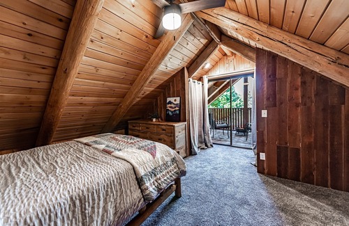 Superior Cabin | Handmade Scandinavian Mountain House Fire-Sauna