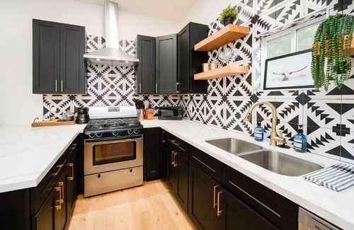 Brenham House | Handsome Charmer Downtown!