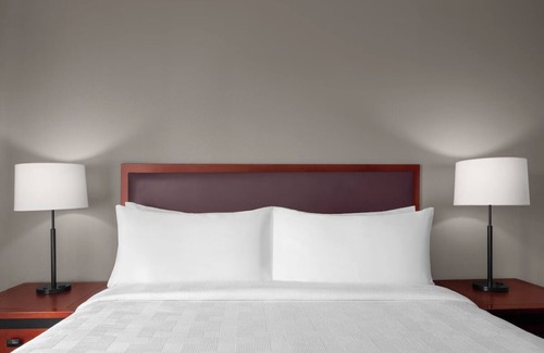 Downtown Hotel | Handy Studio w/Full Equipped Kitchen and Oversized work desk - Parking