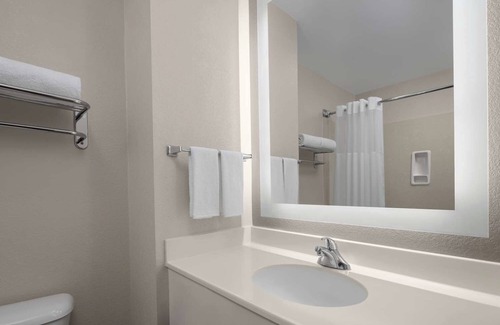 Downtown Hotel | Handy Studio w/Full Equipped Kitchen and Oversized work desk - Parking