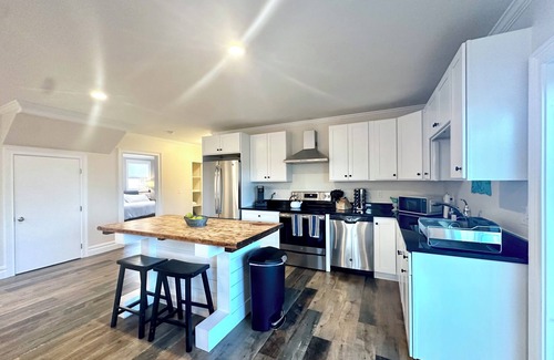 Newport East House | Hangar Haven - Large 6 Bedroom House