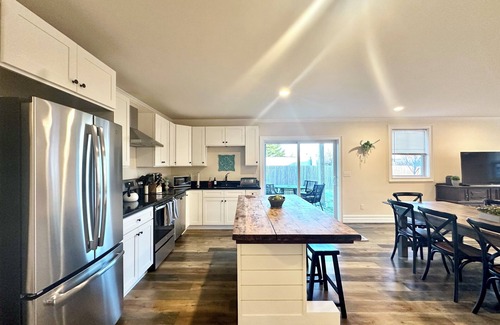 Newport East House | Hangar Haven - Large 6 Bedroom House