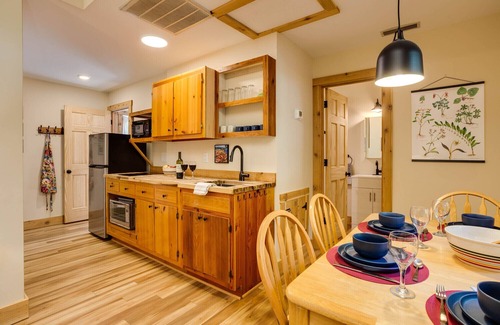 Tyro Apartment | Hanging Rock Cabin -