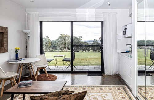 Woodend Apartment | Hanging Rock Views, King Suite in luxury B&B