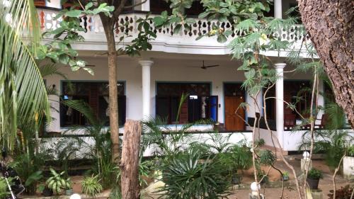 Pottuvil Division 2 Hotel | Hangloose - Rooms & Restaurant