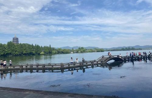 Downtown Hangzhou Hotel | Hangzhou Memory Travel International Hotel-Edge Westlake