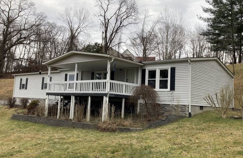 Redstar House | Hank's Hilltop Hideaway