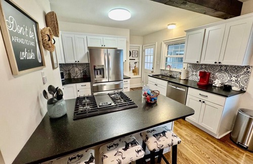 High Point House | Hank's Place - Cheerful Bungalow near HPU