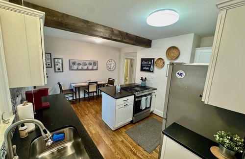 High Point House | Hank's Place - Cheerful Bungalow near HPU